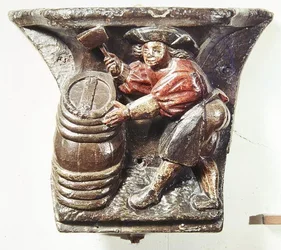 Misericord från en körstall föreställande en man som hamrar en tunna, från kyrkan Saint-Etienne des Tonneliers, Rouen (polykromt trä)